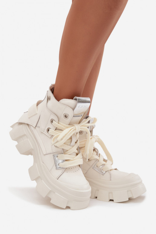 Weiße isolierte sportliche Stiefeletten GOE SS2N4055