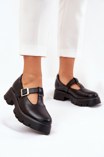Schwarze Damenschuhe mit Schnallen auf der Plattform Venda