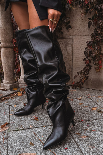 Damen kniehohe Stiefel zum Hineinschlüpfen mit schmalen Absätzen in schwarz Ysolienne