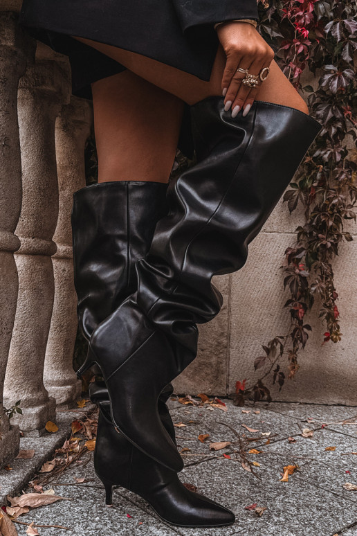Damen kniehohe Stiefel zum Hineinschlüpfen mit schmalen Absätzen in schwarz Ysolienne