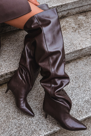 Damen kniehohe Stiefel zum Hineinschlüpfen mit schmalen Absätzen in schokoladenfarben Ysolienne