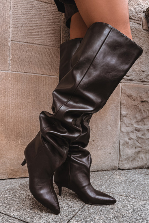 Damen kniehohe Stiefel zum Hineinschlüpfen mit schmalen Absätzen in schokoladenfarben Ysolienne