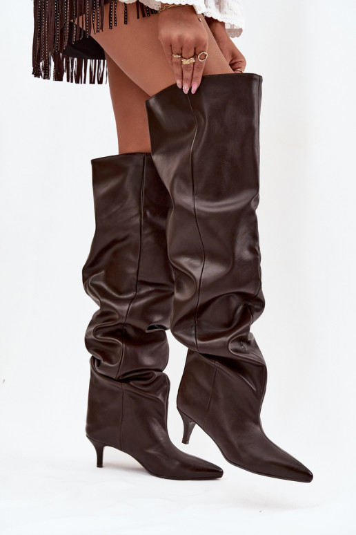 Damen kniehohe Stiefel zum Hineinschlüpfen mit schmalen Absätzen in schokoladenfarben Ysolienne