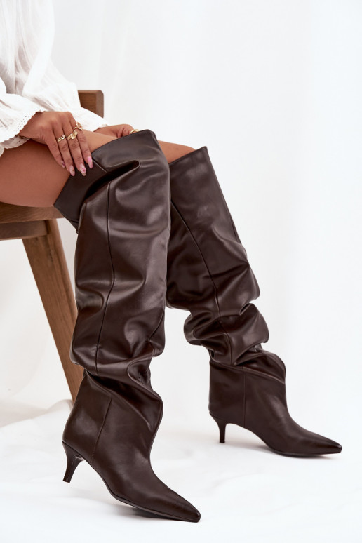Damen kniehohe Stiefel zum Hineinschlüpfen mit schmalen Absätzen in schokoladenfarben Ysolienne