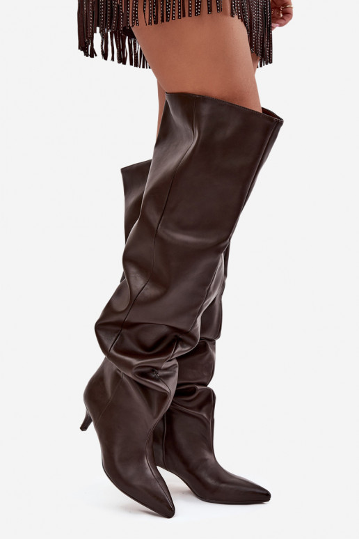Damen kniehohe Stiefel zum Hineinschlüpfen mit schmalen Absätzen in schokoladenfarben Ysolienne