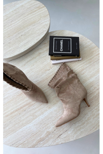 Falten ankle boots mit dünnen Absätzen in sandfarbener Herella