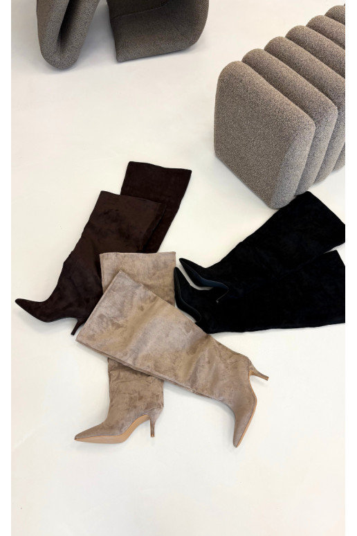 Slip-On Damenkniehohe Stiefel mit dünnen Absätzen in schokoladenfarbener Corly