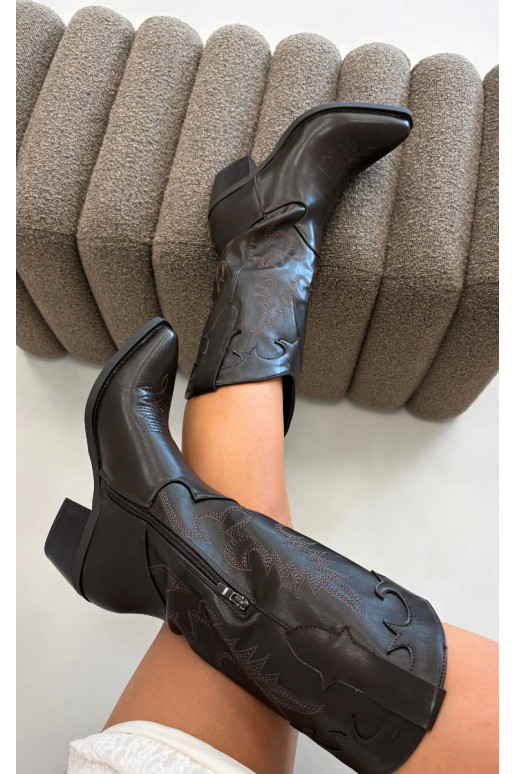 Knöchelhohe Cowboy-Stiefel mit Absätzen aus schokoladenfarbenem Kunstleder Jarissa