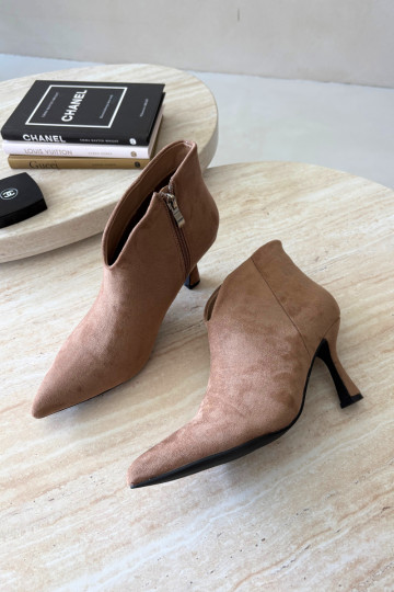 Damen Stiefeletten auf schmalem Absatz mit spitzem Zehen in sandfarbener Bessia 2
