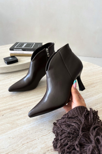 Damen Stiefeletten auf schmalem Absatz mit spitzem Zehen in dunkelbrauner Bessia