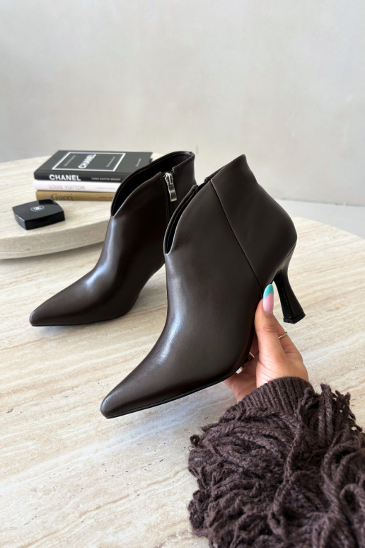 Damen Stiefeletten auf schmalem Absatz mit spitzem Zehen in dunkelbrauner Bessia