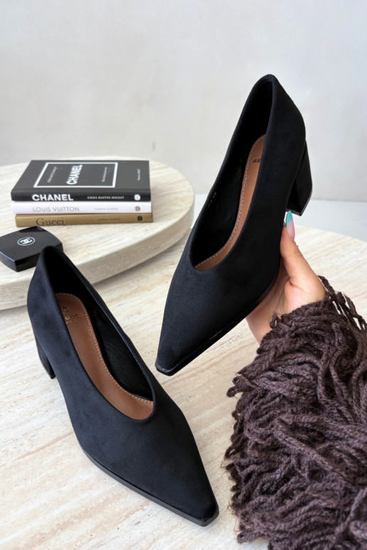 Schuhe mit spitzem Zehen und quadratischen Absätzen in schwarzer Lavisa