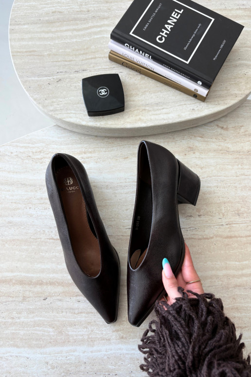 Schuhe mit spitzem Zehen und quadratischen Absätzen aus Kunstleder in dunkelbrauner Lavisa