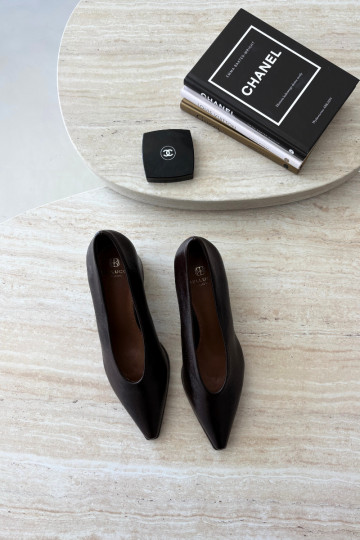 Schuhe mit spitzem Zehen und quadratischen Absätzen aus Kunstleder in dunkelbrauner Lavisa 2