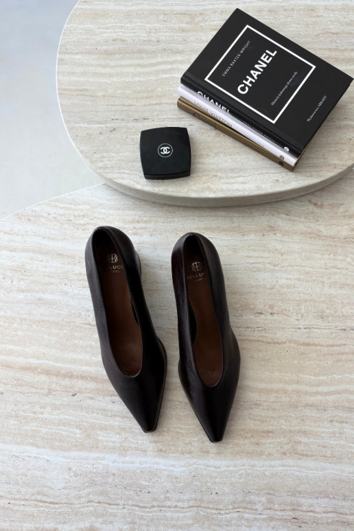 Schuhe mit spitzem Zehen und quadratischen Absätzen aus Kunstleder in dunkelbrauner Lavisa