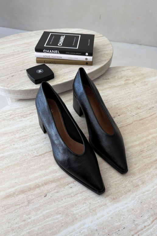 Schuhe mit spitzem Zehen und quadratischen Absätzen aus Kunstleder in schwarzer Lavisa