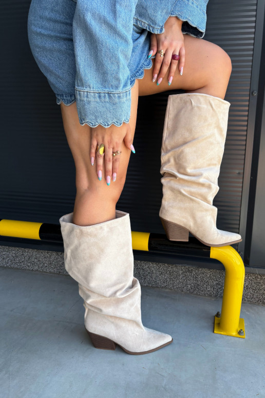 Damen Overknee-Stiefel mit gebogener Oberseite und Absätzen aus Wildleder in sandfarbener Durela