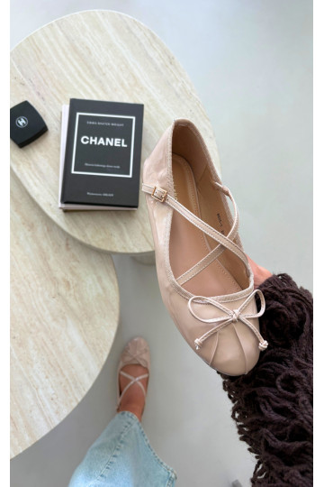 Beige lackierte Ballerinas mit Bändern Kokardką