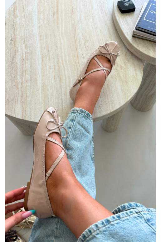 Beige lackierte Ballerinas mit Bändern Kokardką