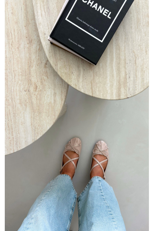 Beige lackierte Ballerinas mit Bändern Kokardką