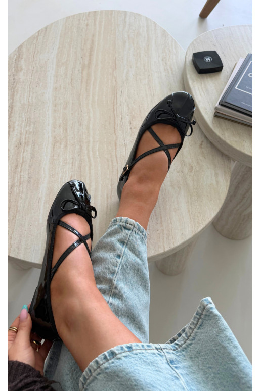 Schwarze lackierte Ballerinas mit Bändern Kokardką