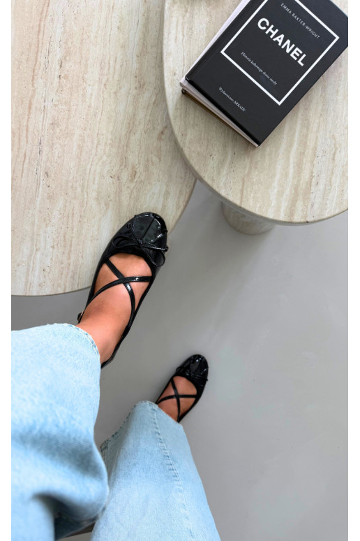 Schwarze lackierte Ballerinas mit Bändern Kokardką