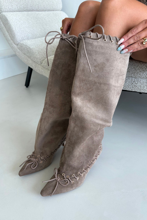 Stiefel bis zum Knie mit mittelhohem Absatz aus Kunstveloursleder mit dekorativen Schnürsenkeln in Sandfarbe Juletta
