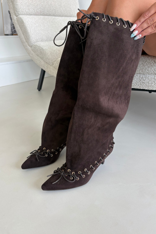 Stiefel bis zum Knie mit mittelhohem Absatz aus Kunstveloursleder mit dekorativen Schnürsenkeln in Schokoladenfarbe Juletta