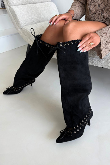 Stiefel bis zum Knie mit mittelhohem Absatz aus Kunstveloursleder mit dekorativen Schnürsenkeln in schwarzer Farbe Juletta