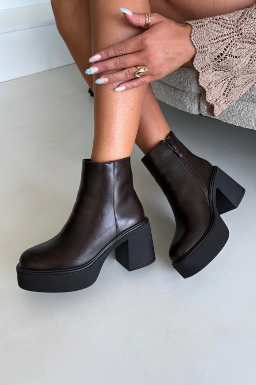 Isolierte Stiefeletten mit Absatz und Plattform in Schokoladenfarbe Lurela