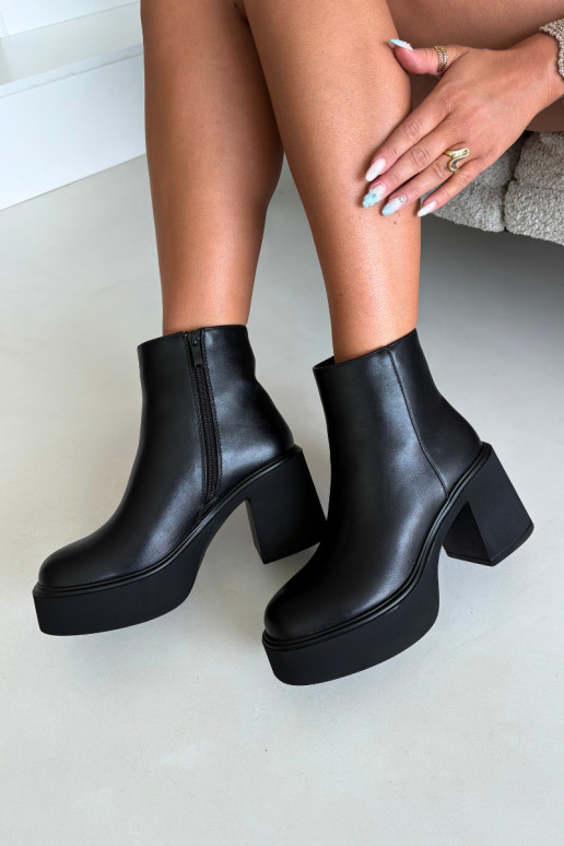 Isolierte Stiefeletten mit Absatz und Plattform in schwarzer Farbe Lurela