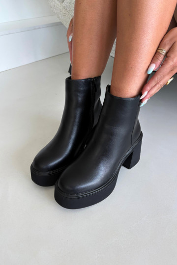 Isolierte Stiefeletten mit Absatz und Plattform in schwarzer Farbe Lurela 2