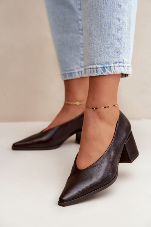 Schuhe mit spitzem Zehen und quadratischen Absätzen aus Kunstleder in dunkelbrauner Lavisa