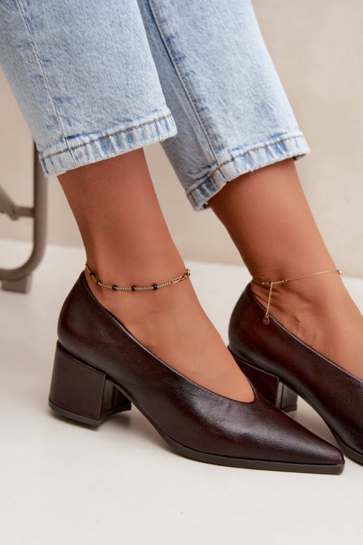 Schuhe mit spitzem Zehen und quadratischen Absätzen aus Kunstleder in dunkelbrauner Lavisa