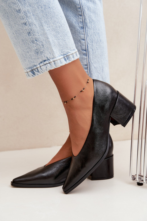 Schuhe mit spitzem Zehen und quadratischen Absätzen aus Kunstleder in schwarzer Lavisa