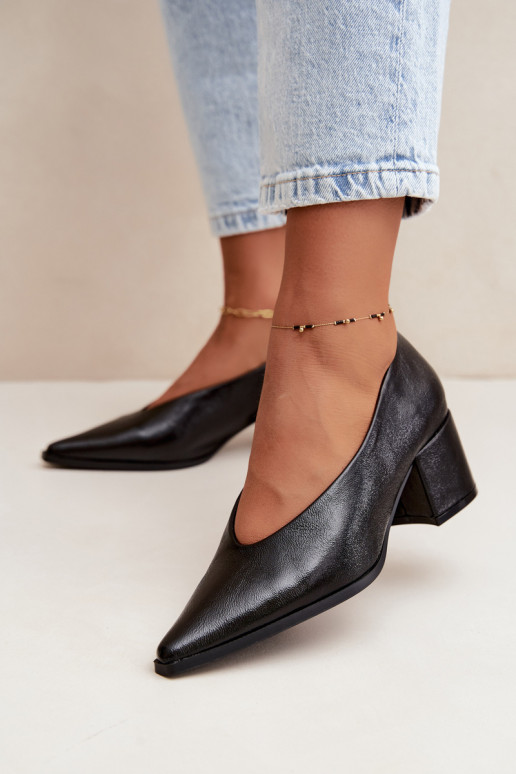Schuhe mit spitzem Zehen und quadratischen Absätzen aus Kunstleder in schwarzer Lavisa