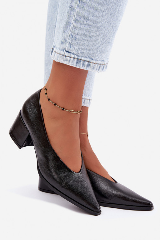 Schuhe mit spitzem Zehen und quadratischen Absätzen aus Kunstleder in schwarzer Lavisa