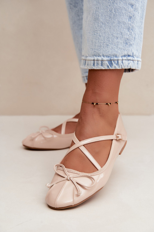 Beige lackierte Ballerinas mit Bändern Kokardką