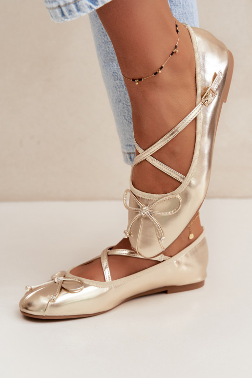 Goldene lackierte Ballerinas mit Bändern Kokardką
