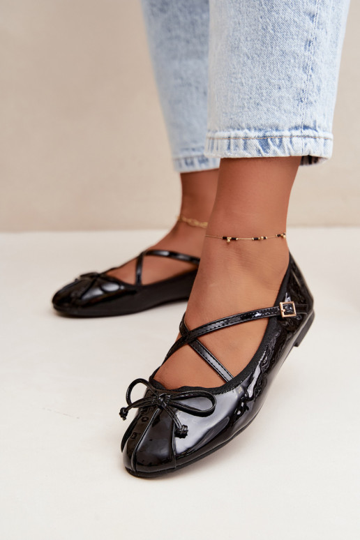 Schwarze lackierte Ballerinas mit Bändern Kokardką