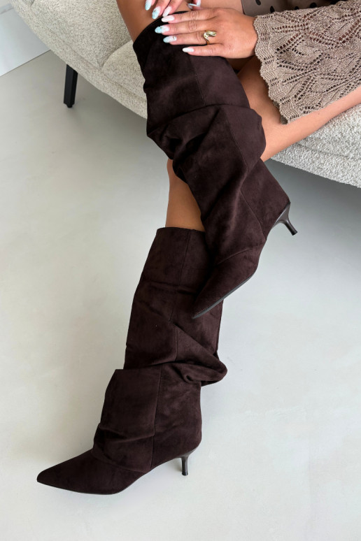 Schokoladenfarbene zerknitterte Knöchelhohe Stiefel mit Kitten-Heel aus Wildleder LoĮen