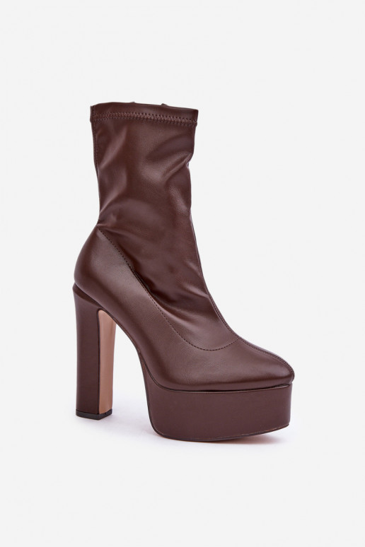 Dunkelbraune Stiefeletten auf Absätzen und Plattform Tennira
