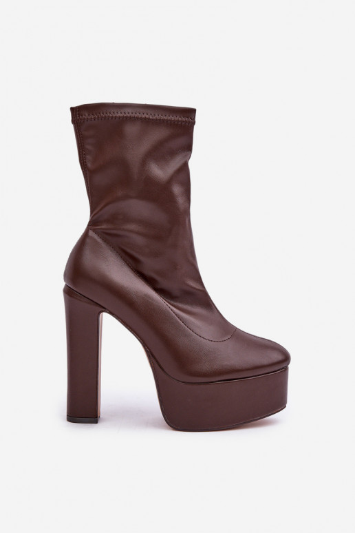 Dunkelbraune Stiefeletten auf Absätzen und Plattform Tennira