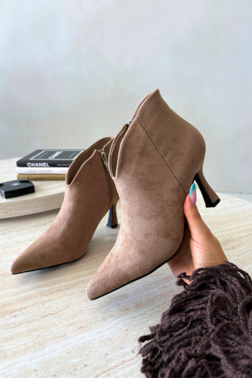 Damen Stiefeletten auf schmalem Absatz mit spitzem Zehen in sandfarbener Bessia 2