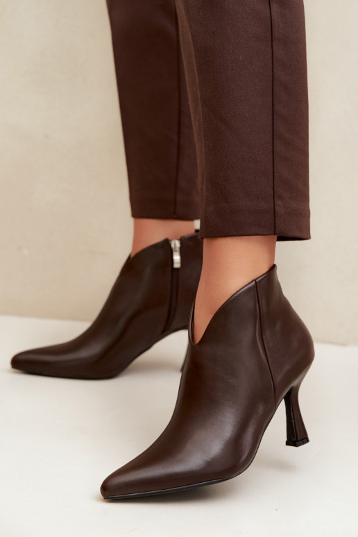 Damen Stiefeletten auf schmalem Absatz mit spitzem Zehen in dunkelbrauner Bessia