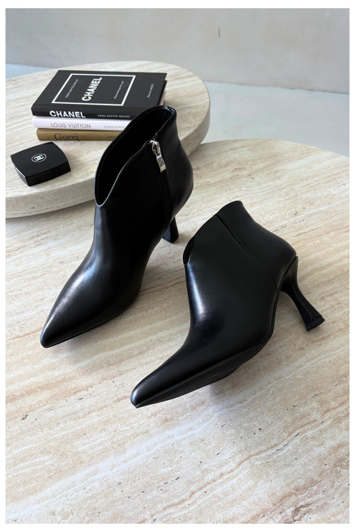 Damen Stiefeletten auf schmalem Absatz mit spitzem Zehen in schwarzer Bessia