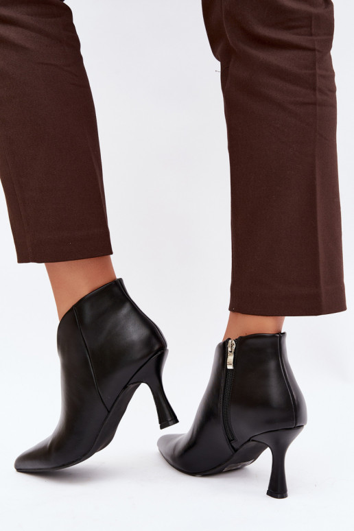 Damen Stiefeletten auf schmalem Absatz mit spitzem Zehen in schwarzer Bessia
