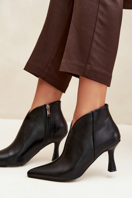 Damen Stiefeletten auf schmalem Absatz mit spitzem Zehen in schwarzer Bessia