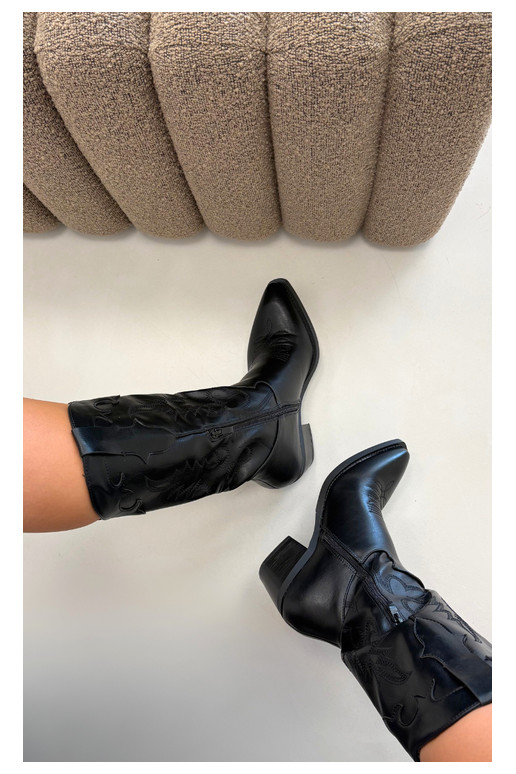 Knöchelhohe Cowboy-Stiefel mit Absätzen aus schwarzem Kunstleder Jarissa