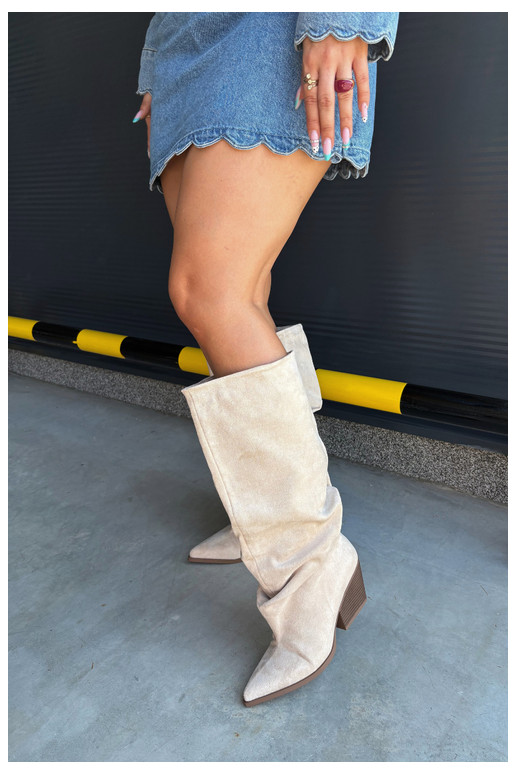 Damen Overknee-Stiefel mit gebogener Oberseite und Absätzen aus Wildleder in sandfarbener Durela
